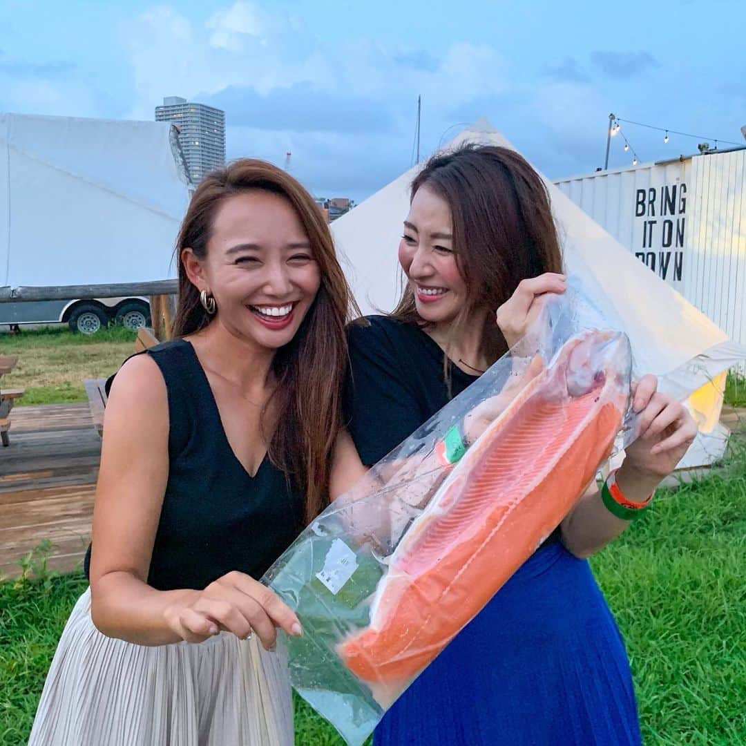 杉下理世のインスタグラム：「先日のBBQにて♡ 友達がお取り寄せしてくれた厚岸漁業組合エーウロコ( @a_uroko ) の魚介類が本当にクオリティー高すぎだったんですが、手に持ってる時しらずがめちゃくちゃ立派で、美味しかった🐟💕 他には、つぶ貝、イカ、ハマグリ、サザエなどなど大好きな貝がたくさん入ってました😍✨ 最近食べ過ぎなので、そろそろ節制しなくては😭 #エーウロコ #エーウロコのBBQセット #厚岸glam #厚岸BBQ #厚岸バーベキュー #時しらず #BBQ #バーベキュー #時しらず  #夏 #夏の思い出 #2019夏 #海鮮 #東京バーベキュー」