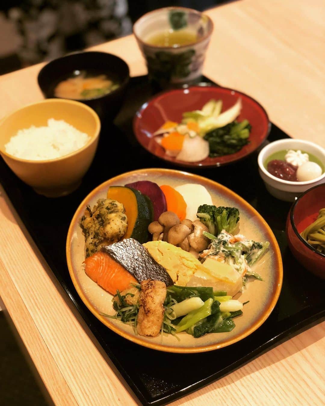 和田正人さんのインスタグラム写真 - (和田正人Instagram)「男二人の京都旅。そんなテーマで #三井ガーデンホテル京都駅前 の試泊会に参加。洗練された京の美が散りばめられたお部屋のデザイン。個人的には朝食が美味すぎて朝から感動。着物レンタルや、荷物を宿泊ホテルへ運んでもらえるバゲージサービス等々の、おもてなしのサービスも充分。撮影に来た時とは違う、京都の一面を体験して、大満足なおっさん2人でしたとさ。#三井ガーデンホテル #wargo #平岡祐太 #最終日にしっかりゴルフも堪能 #スコアぼろぼろ #飲みすぎた」8月23日 13時29分 - daaaaaawaaaaaa