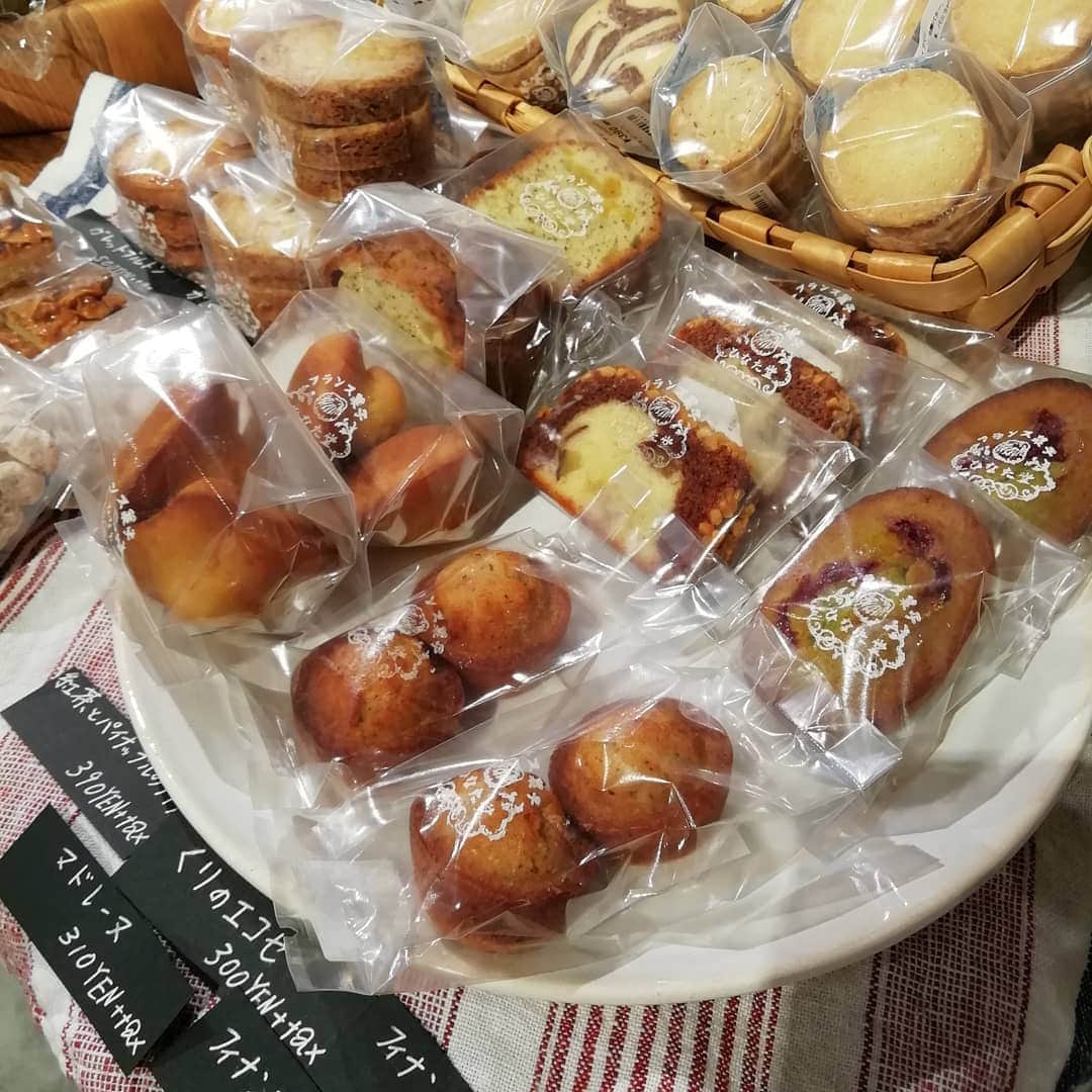 TODAY'S SPECIALさんのインスタグラム写真 - (TODAY'S SPECIALInstagram)「<MARKET-Hibiya> 本日日比谷店には、大阪からフランス菓子ひなた堂(@hinatadou )さんのお菓子が届いております。 たくさんの種類をご用意くださり、選ぶのも楽しいです。 . ぜひこの機会にお立ち寄りください。 みなさまのお越しをお待ちしてます。 . #todaysspecial  #トゥデイズスペシャル #hibiya #東京ミッドタウン日比谷 #ひなた堂」8月23日 13時34分 - cibone_ts