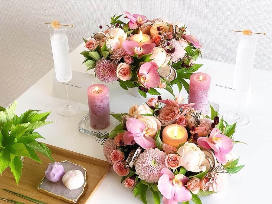 佐伯美香のインスタグラム：「🌺7月のお花レッスン🌺 . . お花の中に可愛い小さな切り株が入ってますが これは海外のものだそうです！ 可愛いくて大切に保管してます♡ . 3・4枚目は 可愛いお友達のお写真👭💓 いつも素敵なネイルをしてる彼女💅 思わず撮らせてもらいました！ . 改めて 楽しい時間をありがとう😊 . Photo by @koizumi_rina . . #flowerlesson  #フラワーレッスン #習い事 #💐」