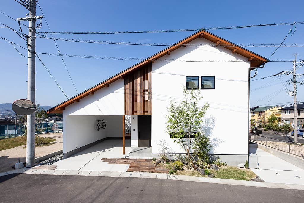 ソラマド香川のインスタグラム：「切妻屋根のソラマドの家。 ・ ・ ・ --★--------------------------------★-- 「ソラマドの家」資料請求はこちら →@request.soramadokagawa 「ソラマドの家」施工例はこちら →@soramado_kagawa --★--------------------------------★-- ・ ・ #soramado #ソラマド #ソラマドの家 #ソラマドキッチン #インテリア #マイホーム #モデルハウス #家づくり #リフォーム #中庭のある家 #中庭 #デザイン住宅 #注文住宅 #香川注文住宅 #香川の家 #設計事務所 #施工事例 #自然素材 #住まい #平屋 #平屋暮らし #木の家 #おしゃれな家 #工務店がつくる家 #新築記録 #新築計画 #漆喰 #螺旋階段 #センコー産業 #ソラマド香川」