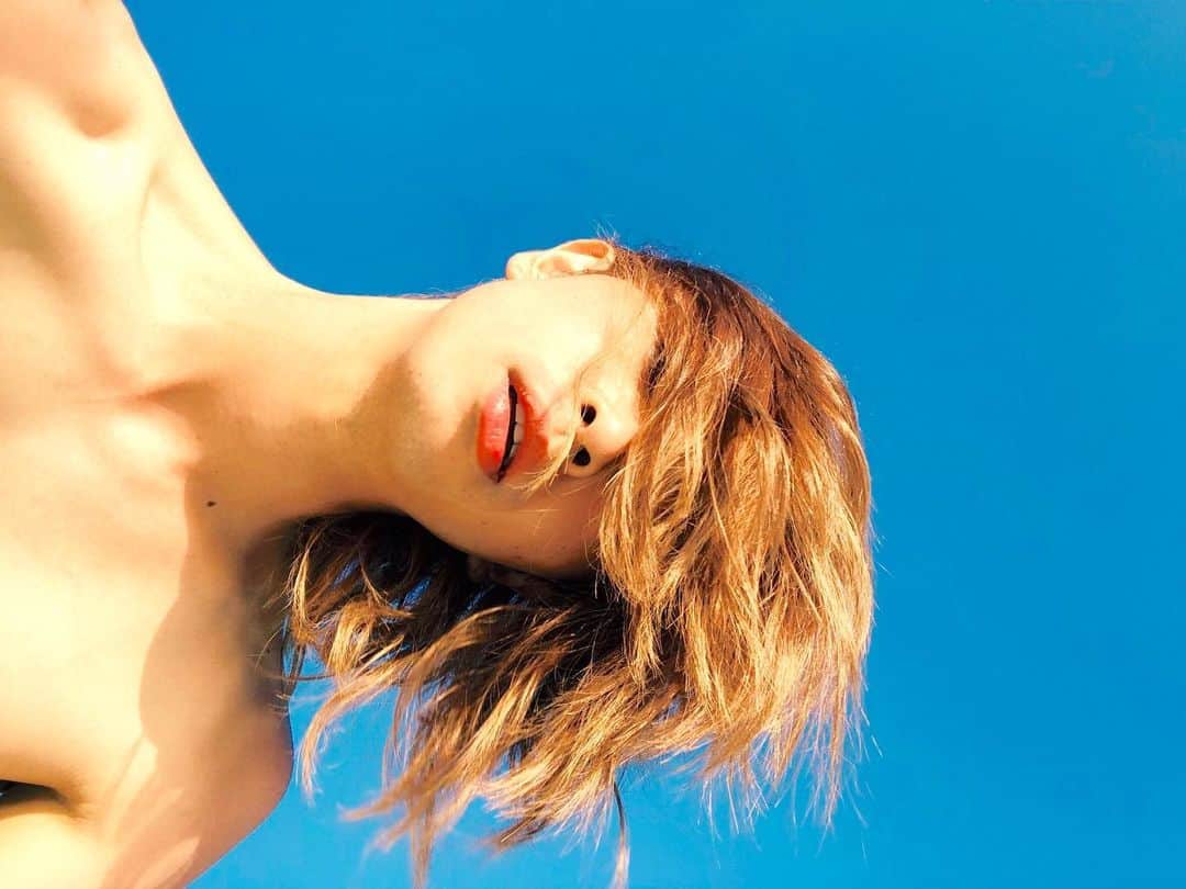 のインスタグラム：「屋上の強風で下からいい感じに陽も当たって撮れたんですけど、実際に見たら松崎しげるさんか北澤豪さん並みに黒くなってしまいました。焼いたからというより暑すぎて勝手に焼けてしまいました。 東京帰ったら是非いじってやってください。シゲルとかツヨシとか呼んでください。ほんと真っ黒。 アリゾナ入ってからもっと焼けてるけど、もう少しで帰ります🌵」