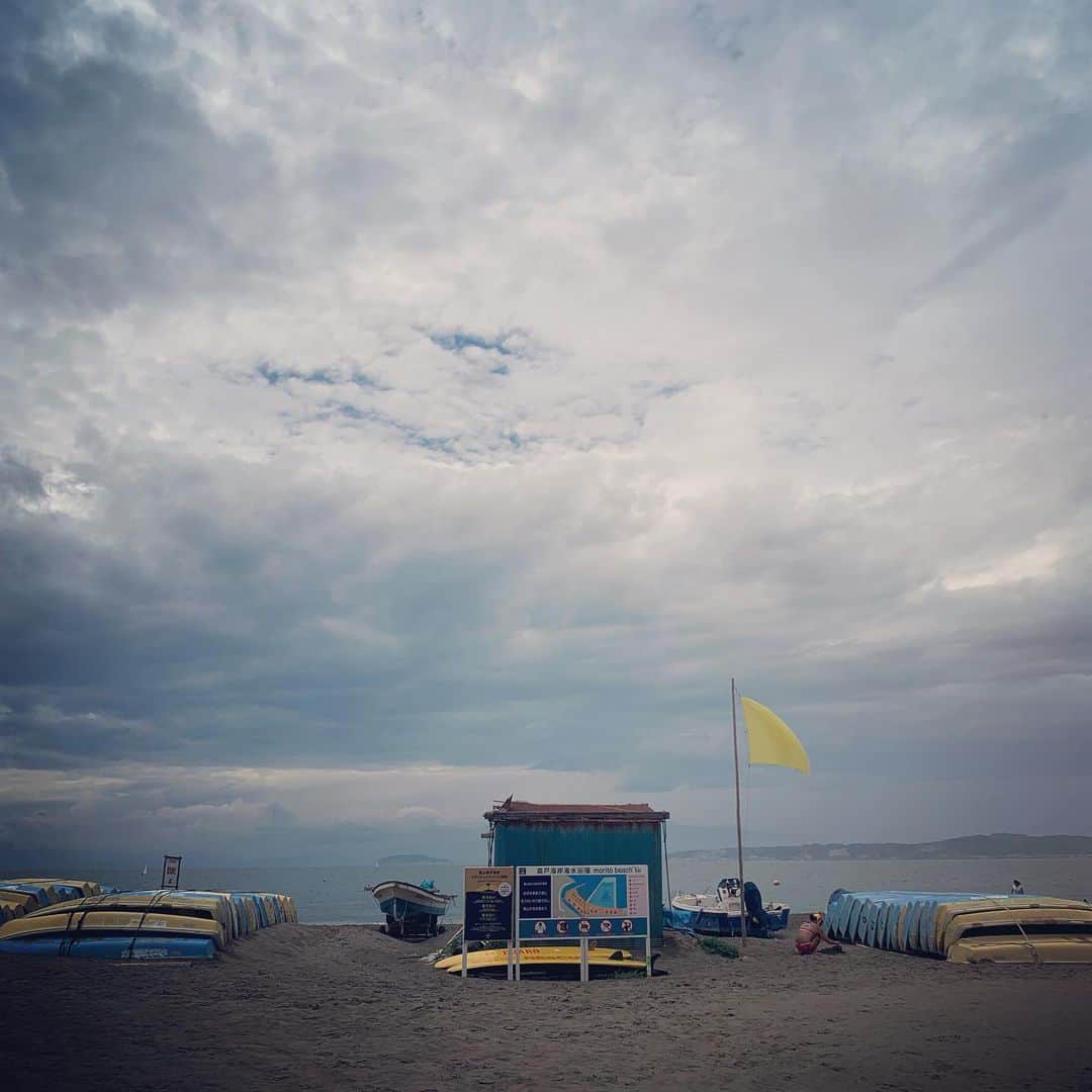 クリス智子さんのインスタグラム写真 - (クリス智子Instagram)「しばし、海の近くで呼吸。 雲のうえのずっとうえから、光。」8月23日 14時02分 - chris_tomoko