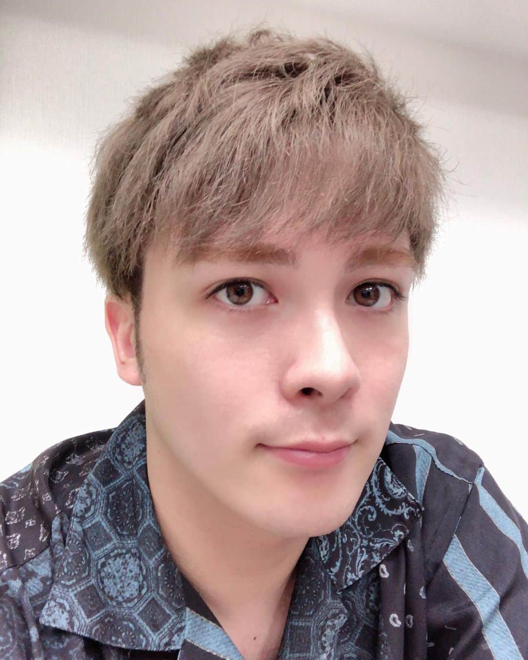 冨森ジャスティンのインスタグラム：「髪の毛切りました〜！ さて、仕事行きますか。」