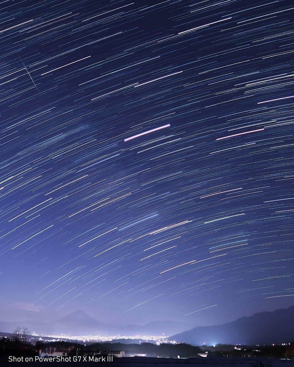 Canon Asiaのインスタグラム：「Now you can bring home a piece of the magnificent star trails with the new Canon PowerShot G5 X Mark II and G7 X Mark III ✨ Unleash your creativity and make use of the in-built Star Mode to capture vivid star trails and 4K time-lapse movies of the brilliant night sky easily! ❗ Pro-tip: To get a clear and stable shot of the starry sky, make sure to steady your shot by using a tripod! . Learn more about the Canon PowerShot G5 X Mark II and G7 X Mark III, link in bio! . #canonasia #photography #powershot #powershotg7x #powershotg5x」