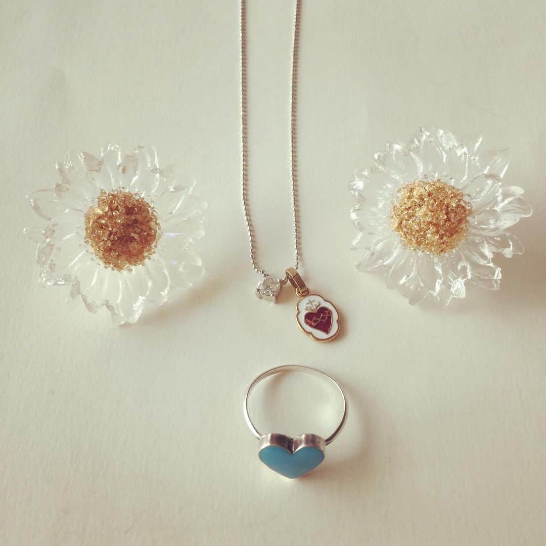 おおたうにさんのインスタグラム写真 - (おおたうにInstagram)「clear daisy earrings / Seoul diamond necklace / Shinjuku ISETAN tiny heart charm / souvenir @ehot_cat 💕 turquoise heart ring / museum shop  フランス帰りの友だちと、近所で美味しい中華をご馳走になりました❣️ @haranatsume さんありがとうー( ´ ▽ ` )✨ つけていたネックレスに、お土産でもらったメダイをさっそくつけたよ✨ いい香りのボディソープとクラッカーももらったー！ ありがとう🧡 #今日のアクセサリー #accessory #fashion #accessoriesoftheday #souvenir」8月23日 14時15分 - outa_uni