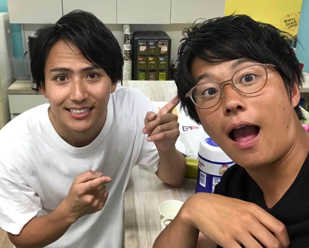 フジテレビアナウンサーのインスタグラム：「ひさしぶりの同期！ つい最近までは毎日会っていたのに、、、 最近は会うたびにお互い黒くなっています🤔  #黒瀬翔生 #安宅晃樹 #2017年同期 #フジテレビアナウンサー」