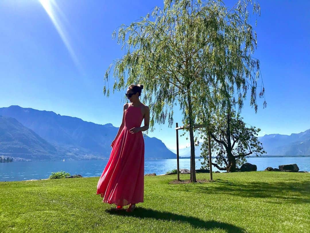 太田エイミーのインスタグラム：「I love this place. The lake, the sky, the sun, the grass, the air. Missing the beautiful #swisssummer . . . . #clarens #inlovewithswitzerland #travellog #travelblogger #travelphotography @myswitzerland @myvaud #swisstrip shot by @clercfabien @lulus #beautifulearth」