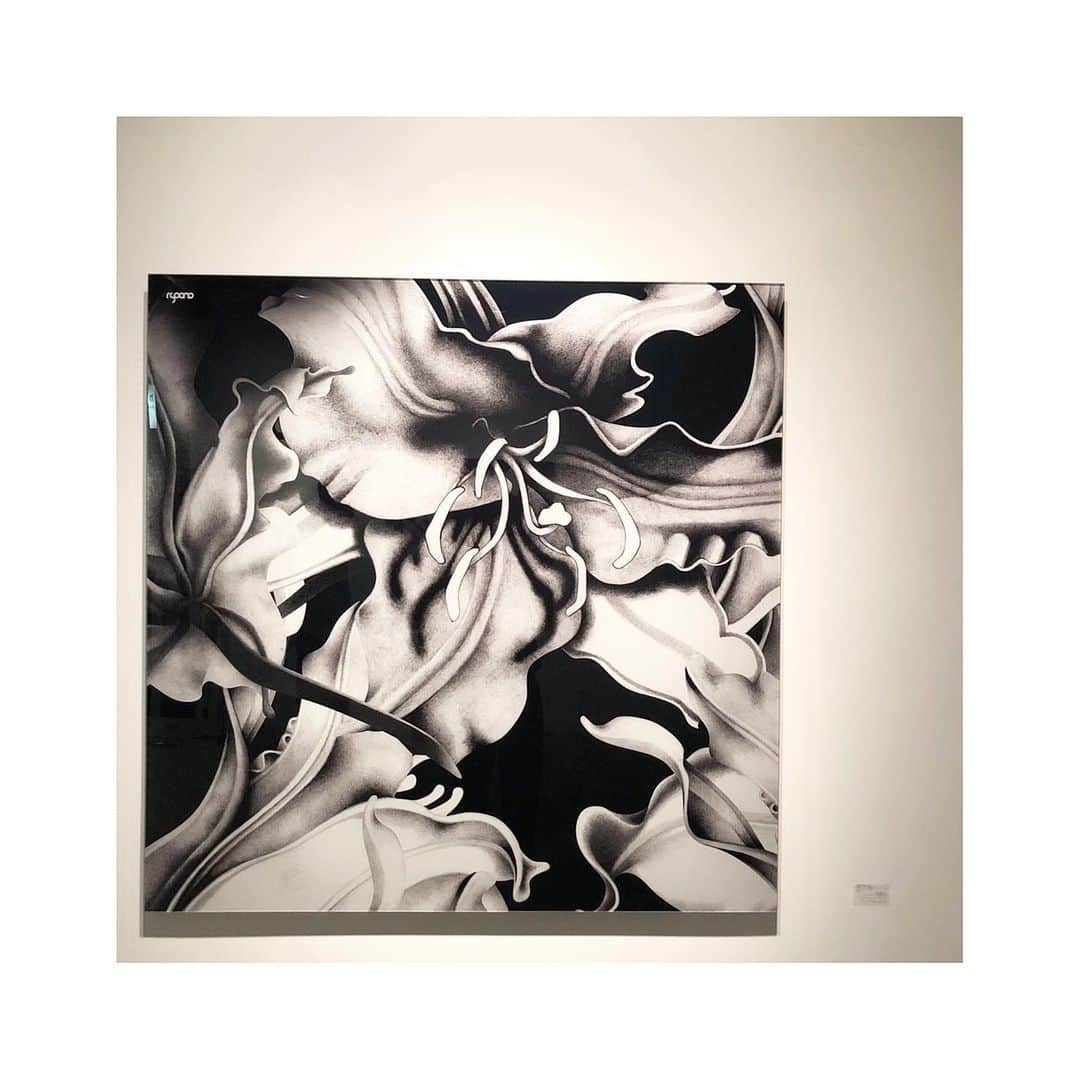 小泉梓さんのインスタグラム写真 - (小泉梓Instagram)「こないだやっと行けた、りょうさんの個展。  絵が上手い人ってほんと尊敬するなぁ。  りょうさん世界観詰まった作品。  百合の花もすごく好きだけど、りょうさんといえばの東急本店の紙袋のデザインがすごく好き。  @ryoono_official  #ryoono #個展 #絵 #デザイン」8月23日 14時19分 - azusan111