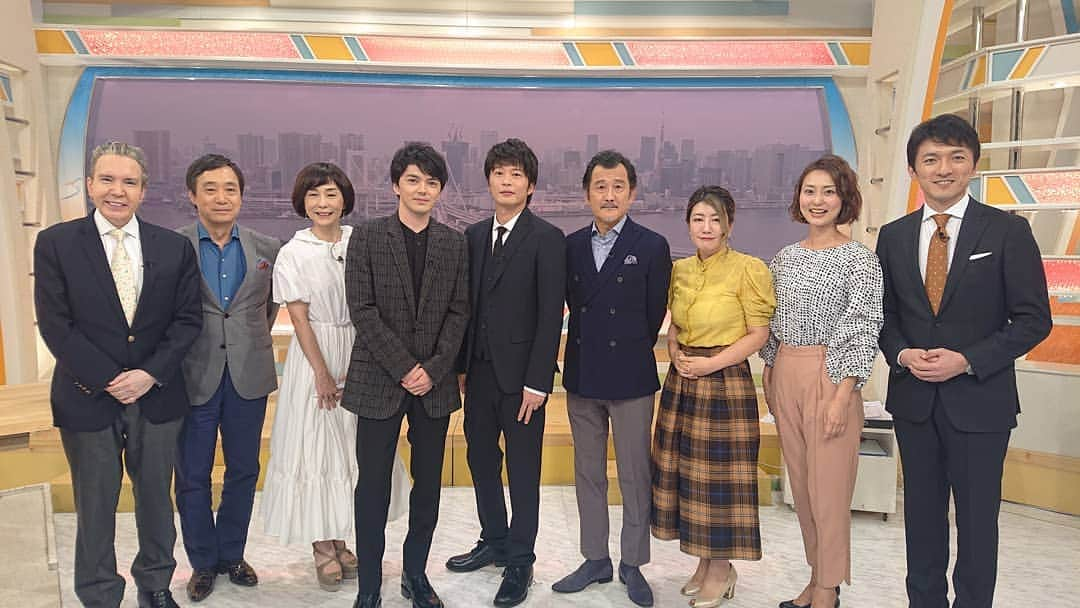 テレビ朝日「おっさんずラブ」さんのインスタグラム写真 - (テレビ朝日「おっさんずラブ」Instagram)「⠀ ⠀ ㊗️#劇場版おっさんずラブ本日公開㊗️⠀ ⠀ ☀️テレ朝電波ジャック巡り(終)⠀ ⠀ 「ワイド！スクランブル」も無事に終わりましてジャック完走～🏃⠀ ⠀ 最後はスタジオの皆さんとパシャリ✨⠀ 今日はこの後、初日舞台挨拶だお☺️⠀ ⠀ #田中圭⠀ #吉田鋼太郎⠀ #林遣都⠀ ‪#おっさんずラブ」8月23日 14時33分 - ossanslove