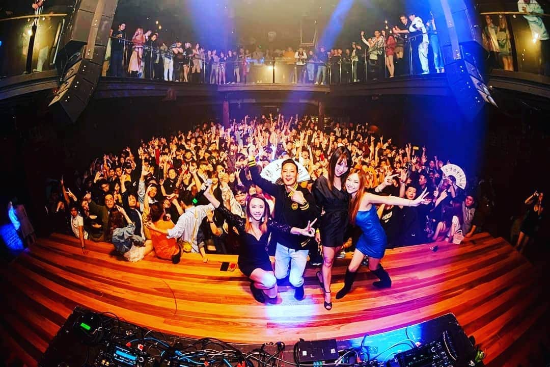Nicole Chenのインスタグラム：「When the Chen Sisters DJ in @opmbrisbane with @celestechen #dj #duo #djane #brisbane」