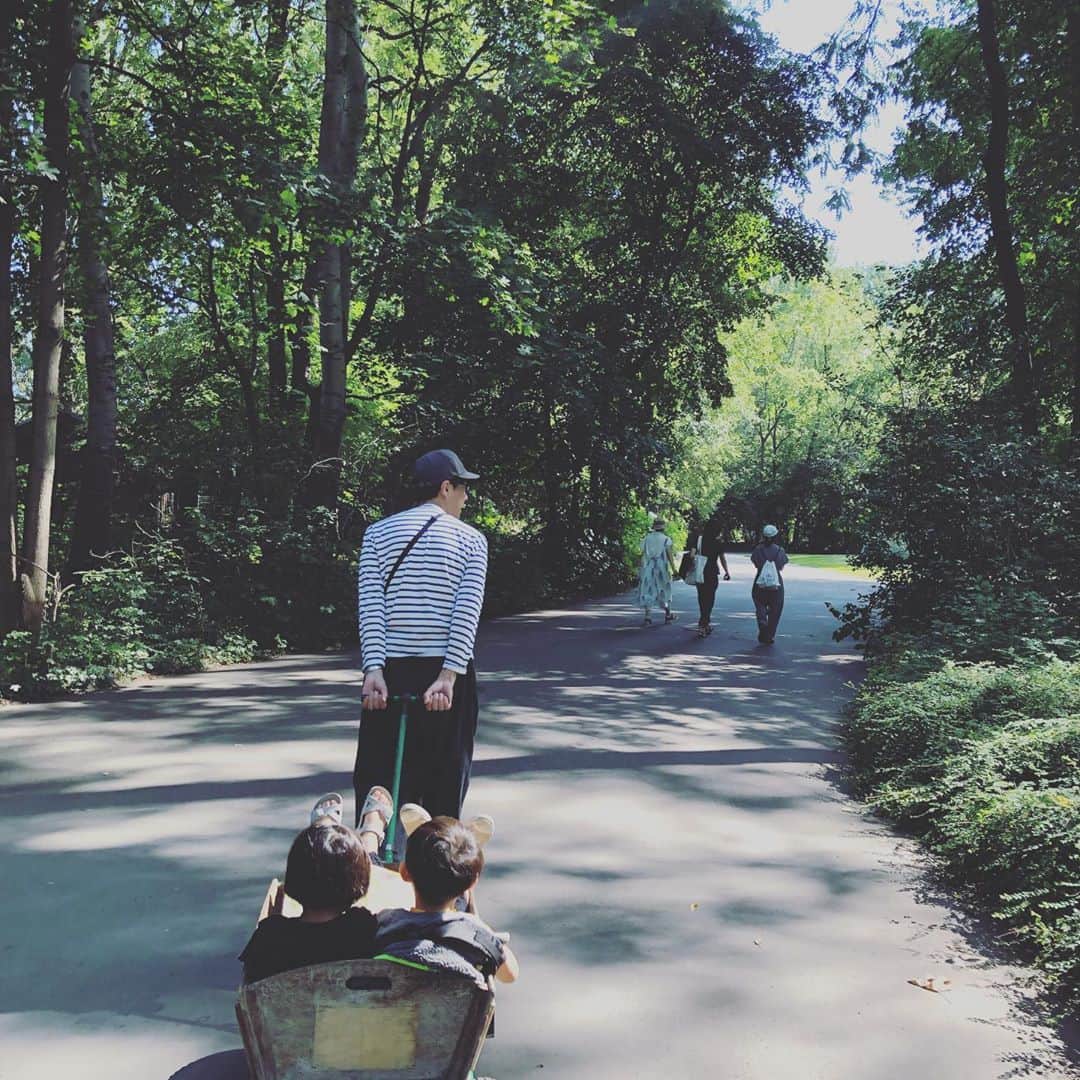 浜島直子さんのインスタグラム写真 - (浜島直子Instagram)「ベルリン動物園へ。  森の中にいるような、豊かな自然の中で動物たちも生き生きとしているように見えました。  敷地内はとてもとても広く、子供用カートが5ユーロでレンタルできたので借りてみたら、子供たち大喜び！  最初は全く歩かなかったけど、後半は変わりばんこに引っ張っていて楽しそうでした😊 ・ #ベルリン #ベルリン動物園 #たくさん歩いた後の #ビール #くぅーーーーー😭✨🍺❤️ #触れ合いコーナーでは #マコちんが教祖様になりました🤣 #ここにもみゆきちゃん」8月23日 14時59分 - hamaji_0912