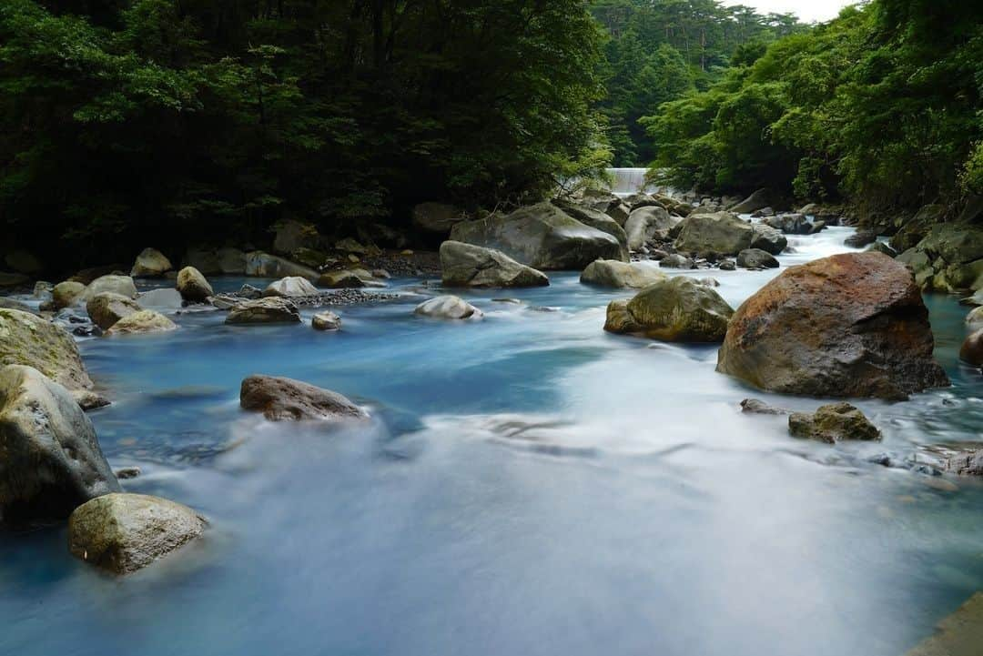 日本の国立公園さんのインスタグラム写真 - (日本の国立公園Instagram)「Follow: @nationalpark_japan⠀ Location: Kirishima River/霧島川⠀ .⠀ Even on an extremely hot day, when the coastal area of Kirishima-Kinkowan National Park can be over 30℃ (86°F), it remains 20℃ (68°F) or so around this stream flowing through the mountainous area of Mt. Kirishima.⠀ The sound of the crystal-clear stream and the splashing mist makes it so refreshing here. The Kirishima River takes on deep blue color due to the volcanic compounds in the water.⠀ .⠀ On our Instagram, we will also share wonderful photos of National Parks of Japan posted on Instagram with the tag #nationalparksjp. We look forward to your participation!⠀ .⠀ #KirishimaKinkowanNationalPark #霧島錦江湾国立公園 #宮崎県 #鹿児島県⠀ .⠀ #NationalPark #nationalparks #nature #findyourpark #instafollow #japan #landscape #landscape_lovers #ourplanetdaily #landscapephotography #hiking #outdoors #traveling #travel #explore #visitjapanjp #日本 #國家公園 #일본 #국립공원 #国立公園」8月23日 15時00分 - nationalpark_japan