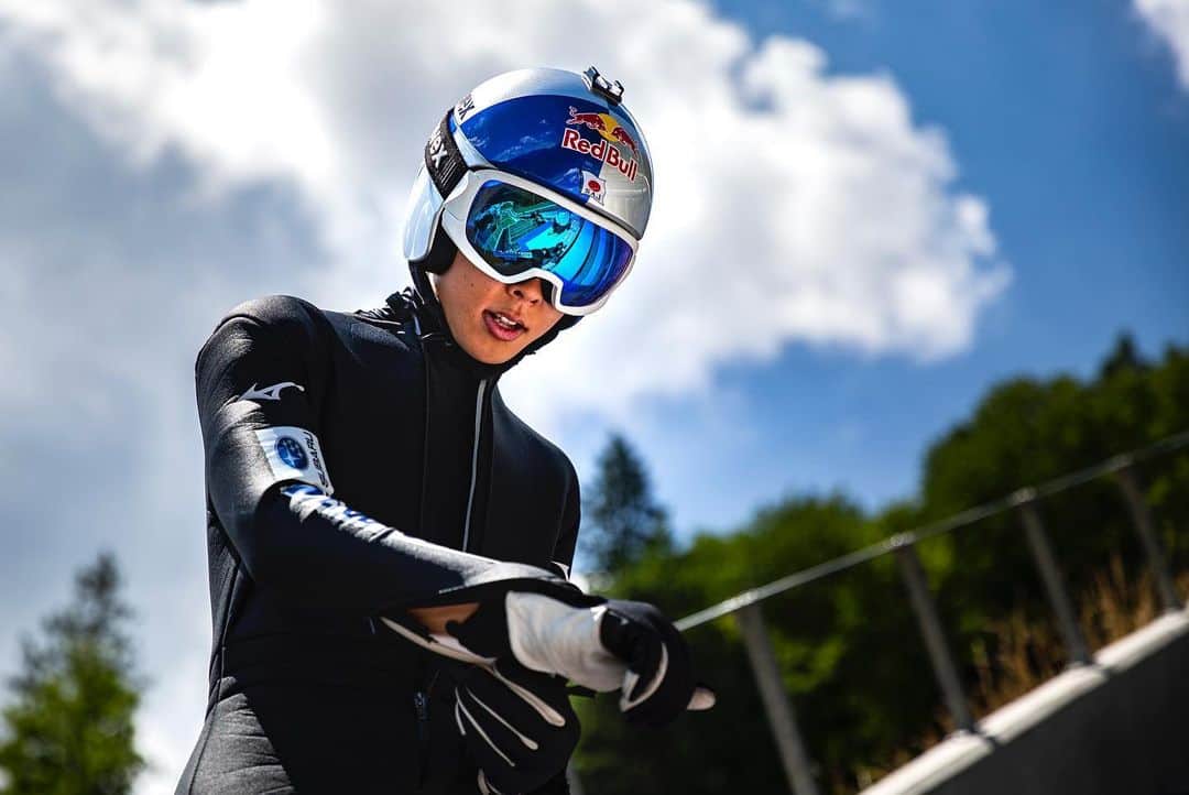 レッドブルさんのインスタグラム写真 - (レッドブルInstagram)「小林陵侑 @ryo_koba がレッドブル・アスリートの仲間入り！おめでとう🎉 ・ 🎿: 小林陵侑 ジャンプ週間で史上3人目のグランドスラムを達成。2018-2019シーズンを通して史上2人目の1シーズン13勝をあげ、日本人初🇯🇵のFISスキージャンプワールドカップ男子総合優勝を成し遂げた。 ・ #redbull #レッドブル #翼をさずける #skijump #スキージャンプ」8月23日 15時01分 - redbulljapan