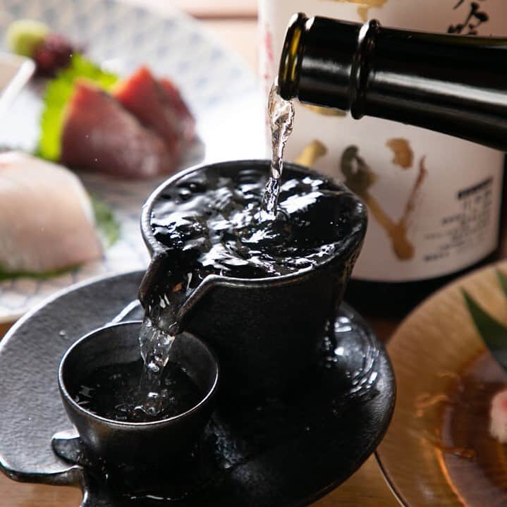 六献 飯田橋のインスタグラム：「. 十四代、獺祭、新政、飛露喜といった限定の日本酒や、新酒、にごり酒といった季節物も多数取りまで幅広くご用意。 料理長が全国各地の地酒の中から地方に偏りなく厳選。 日本酒ファンも思わずうなる品揃え。レアなものに出会ったなら、迷わずご注文を!! . . #和食#日本酒#居酒屋#料理#グルメ#飲み会#宴会#貸し切り#高級感#飯田橋#都心グルメ#飲食店#名店#和牛#すき焼き#旬魚#四季#飯スタグラム#飯田橋ディナー#サプライズ#誕生日#デザートプレート#酒#女子会#土鍋#魚#鮮魚#コース#和食レストラン#熟成」