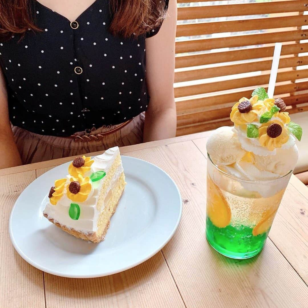 isutaさんのインスタグラム写真 - (isutaInstagram)「. 東京・下北沢にあるカフェ「Sunday Brunch下北沢」をご紹介♡ . 昨年も大人気だった、ひまわりモチーフの夏にぴったりのスイーツやドリンクが今年も楽しめるんです♩ . 「ひまわりのショートケーキ」と「ひまわりのクリームソーダ」は注文必須ですよね♡ . 夏が終わる前にぜひ行ってみてください！ . isutaのwebサイトでは、おすすめのコーデから可愛いカフェまでたくさんの情報をお届けしています！ また、isutaのオリジナルグッズも販売中！ぜひisutaのwebサイトからチェックしてみてください♩ ________ Sunday Brunch下北沢 access：東京都世田谷区北沢2-29-2 フェニキアビル 2F open：11:00～21:00 ________ Photo by @renabear_84  @m_akn_18 . #isuta #isutapic #isutacafe #イスタ #isuta_東京カフェ #下北沢カフェ」8月23日 15時08分 - isuta_jp