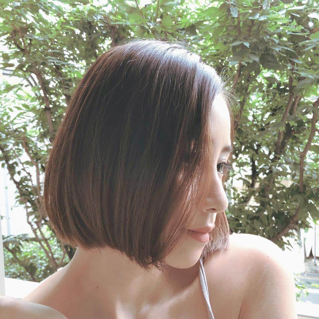 Rienaさんのインスタグラム写真 - (RienaInstagram)「・ 𝚜𝚑𝚊𝚖𝚙𝚘𝚘&𝚝𝚛𝚎𝚊𝚝𝚖𝚎𝚗𝚝🌿 | | | 産後ですでに抜け毛が... それに美容室にも中々行けずヘアケアも後回しになっている今日この頃😥  東京大学の博士号を取得者が 開発された天然成分100％で、 オーガニック成分も配合されているみたい！ アミノ酸配合で、髪や頭皮に優しいのに皮脂や汚れを しっかり落としてくれる#ハーブガーデン 私の好きなアロマの香りで洗い上がりがしっとりで お家でヘッドスパ感覚で出来るのが嬉しい！  #ハーブガーデンシャンプー #シャンプー #頭皮ケア #ヘアケア #オーガニックコスメ #PR」8月23日 15時17分 - riena0809