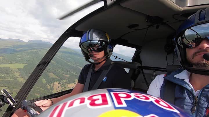 小林陵侑のインスタグラム：「I am proud and happy to join the Red Bull family.  Thank you @Thomasmorgenstern for giving me my first Red Bull helmet.🤝 伝説のジャンパー @thomasmorgenstern さんが ヘリコプターでヘルメットを持ってきてくれました🚁⛑ @redbull @redbulljapan #skijump  #土屋ホーム #redbull #小林陵侑 #スキージャンプ #ryoyukobayashi」