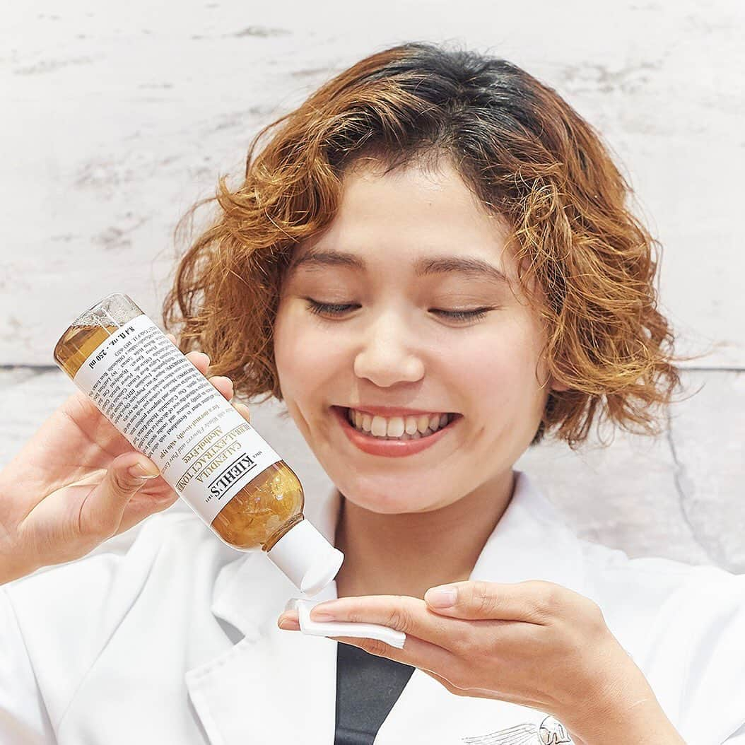 キールズ Kiehl's Japanさんのインスタグラム写真 - (キールズ Kiehl's JapanInstagram)「カレンデュラをお肌にお届け✨  紫外線をたくさん浴びてしまったという日にはコットンパックを試してみて。 コットンにたっぷりカレンデュラトナーを浸し、お肌にのせてしばらくおくだけ! ひんやりとしながらカレンデュラエキスがしっかり浸透しお肌を引き締めます。  @kiehlsjp  #キールズ #キールズカレンデュラトナー #カレンデュラトナー #すみわたる肌 #アポセカリー #スキンケア #ニューヨーク発 #ニューヨーク #Kiehls #Skincare #NewYork #カレンデュラトナー #化粧水 #CalendulaToner」8月23日 15時21分 - kiehlsjp