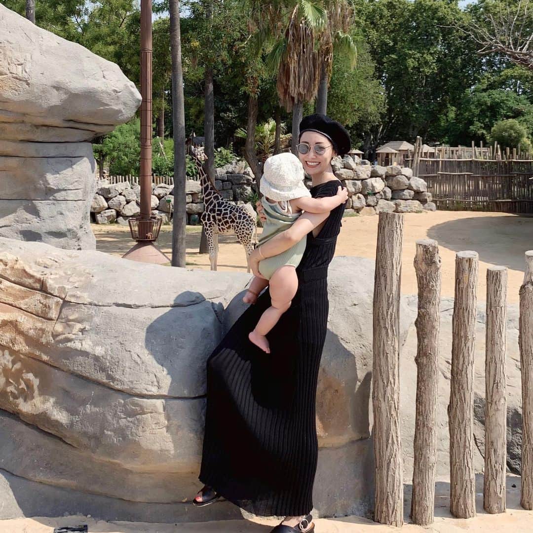 大塚良子のインスタグラム：「My daughter's first zoo バルセロナの動物園は思っていたより広くて綺麗だった！動物愛護の関係でもうすぐクローズするそうなので行けて良かったです。  #barcelona #katalunya🇪🇸 #spain #holiday #summer ﻿#monserrate  #monjuic #familytrip #るり初めての夏」