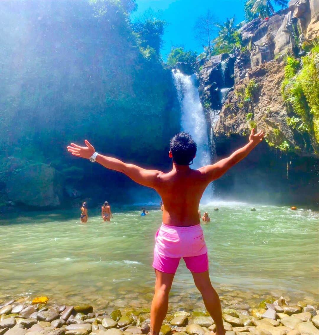 渡部太基のインスタグラム：「. Power spot🔥 #bali #baliindonesia  #tegenungan #tegenunganwaterfall  #トゥグヌンガン #水着じゃないとこうなる」