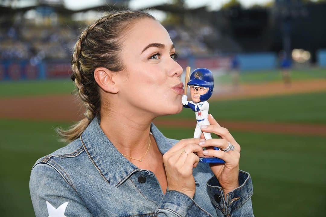 エンリケ・J・ヘルナンデスさんのインスタグラム写真 - (エンリケ・J・ヘルナンデスInstagram)「What a memorable night!!! Bobblehead walk-offs are fun!! #FreezerFellForItAgain」8月23日 15時27分 - kikehndez