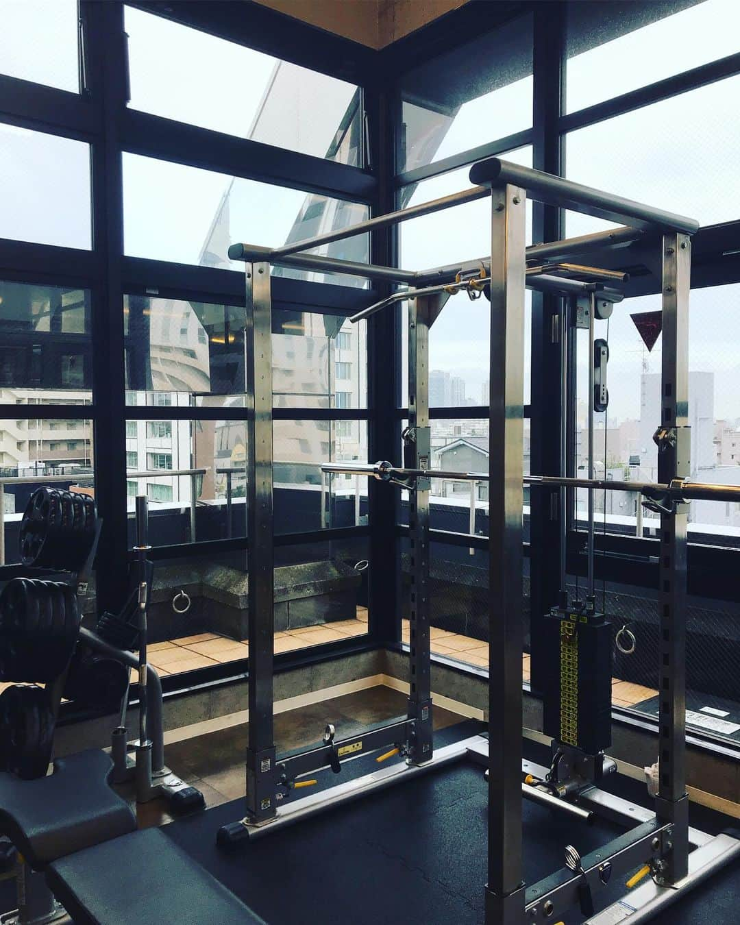 相川友希さんのインスタグラム写真 - (相川友希Instagram)「gym🏋️‍♂️8月23日 #gym #ジム #体力 #ダイエット #ジム通い #恵比寿 #tihabit #今日から #今年中に #マイナス2キロ #体のライン #自分で満足する身体 #怠けた身体 #人に見せれる身体 #体力アップ 昨日は飲んだ、食べた、笑った♡ 体重増えてたよ。。48キロくらい。 #目標46キロ維持 めちゃくちゃロケーション良いジムだよ♡受付2Fでいざトレーニングの時、10Fへ♡ エレベーター開いたら空見えるのー！！#頑張れそう #辛いけど笑いが止まらない #トレーニング #継続 #結果 #魚 #パプリカ #あともう一つなんだっけ」8月23日 15時31分 - yuki923a