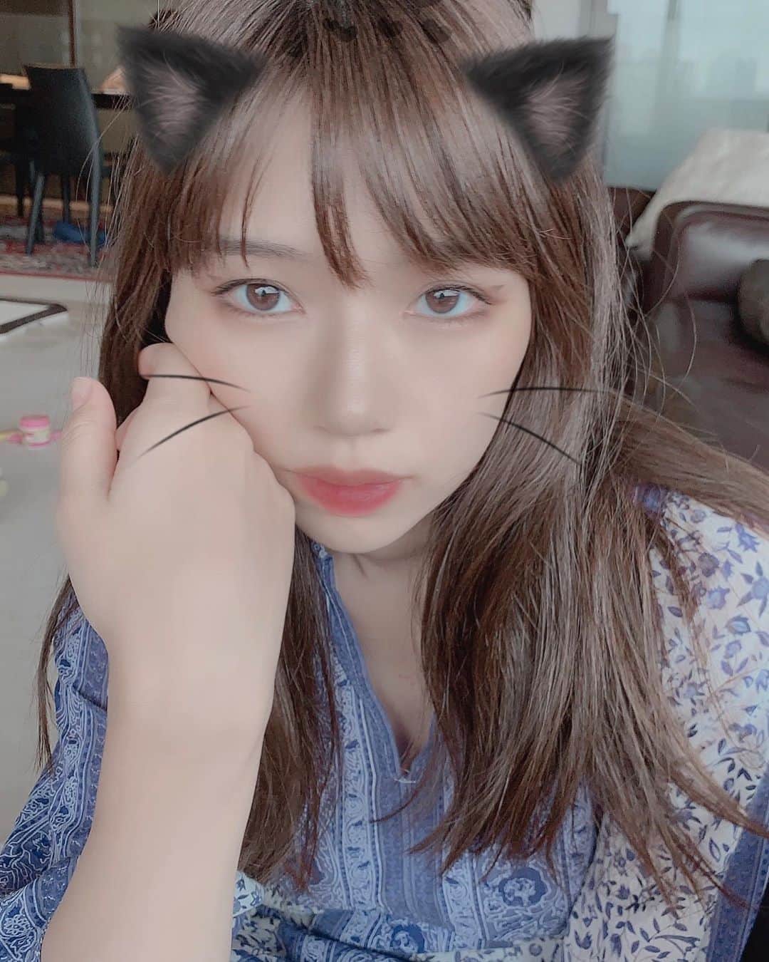MILANOのインスタグラム：「子が撮ってくれるけど二枚に一枚半目。もしくは顔が写ってない。 #お肉食べたい」
