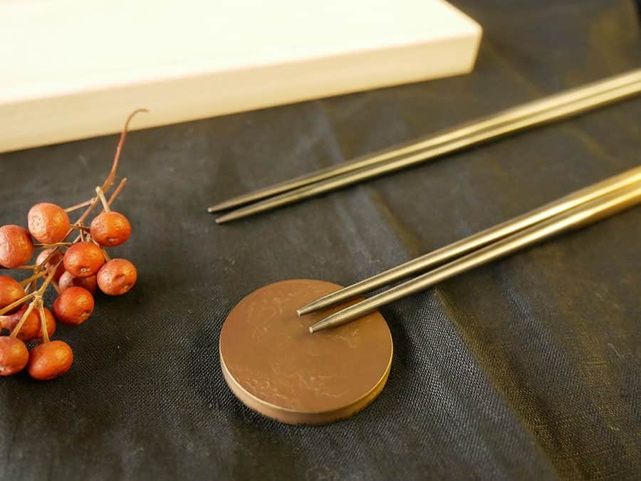 松井美緒さんのインスタグラム写真 - (松井美緒Instagram)「. . . . . 本日より ホームページで カッティングボード 箸 箸置きを ご購入いただけることになりました。 . . 職人さんがまごころを込めて １つ１つ作っております。 . . 日本には 素晴らしい作り手の方がたくさんいらっしゃいます。 これからも手仕事のぬくもりと 出会わせていただきながら 大切な時間に寄り添えるものをお届けすることができたらと願いを込め ホームページもリニューアル致しました。 . . そして 箸と箸置きの袋は 私も少しだけ手伝わせていただいております。 . . . 今日より明日がもっと幸せでありますように🌙 . . . . . https://miomatsui.com . . . . . . #mix_and_mingle_  #箸  #箸置き #カッティングボード #新潟 #春日部 #Japan #紫蘇ジュース」8月23日 15時47分 - mio.matsui