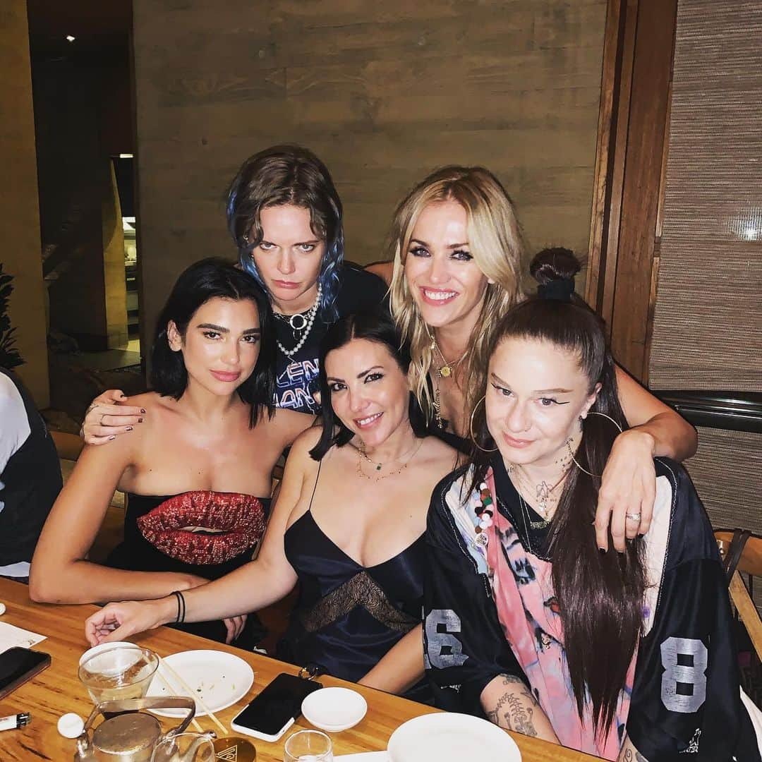 サラ・ハドソンさんのインスタグラム写真 - (サラ・ハドソンInstagram)「Suuuch a fun night with this stunning bunch of queens celebrating a queen princessa’s birthday! I love you for life babygirl @dualipa 😍❣️⭐️💋」8月24日 1時11分 - sarahhudsonxx