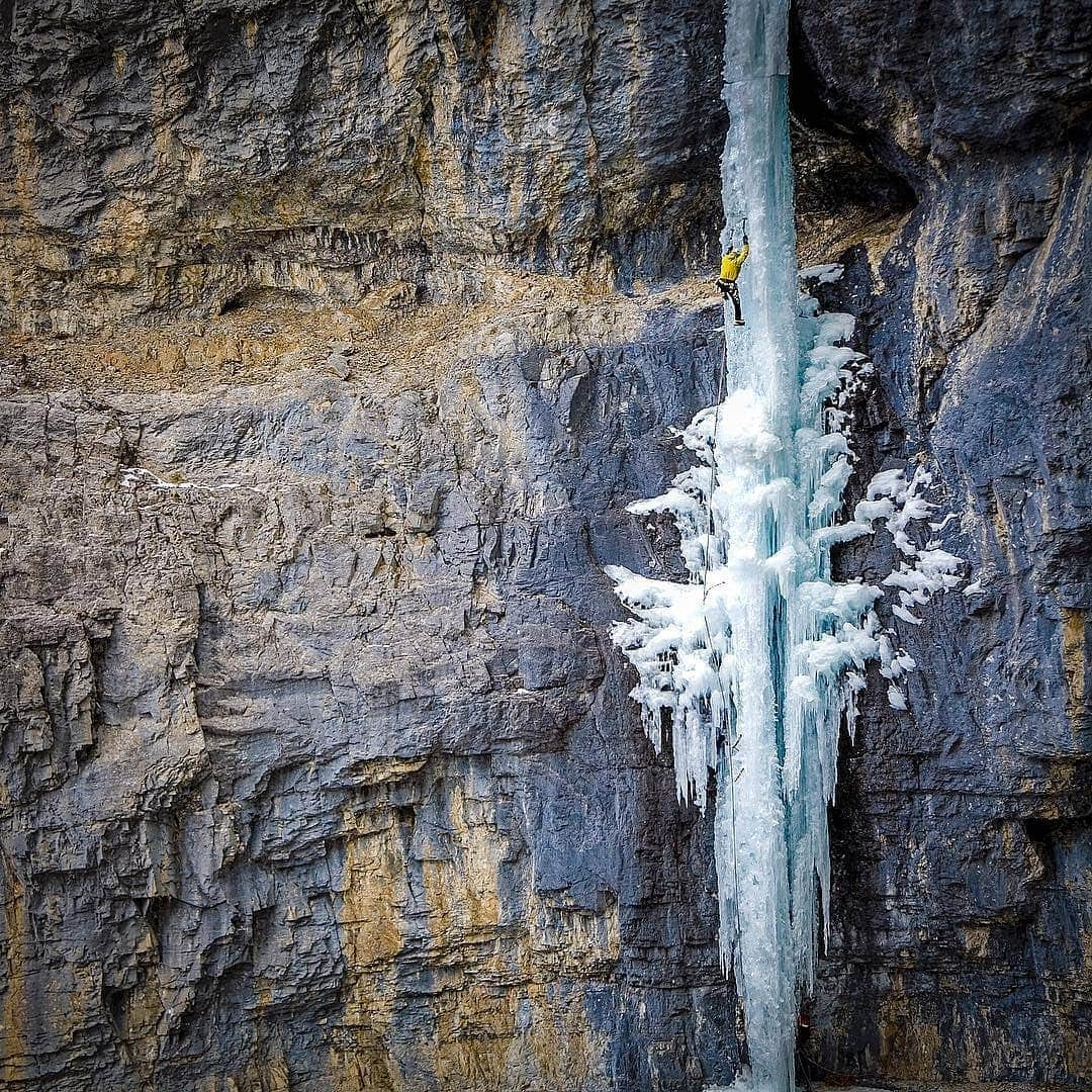 Cory Richardsさんのインスタグラム写真 - (Cory RichardsInstagram)「In the same vein of yesterday’s post of Slit Fishermen, here’s another man on a different type of sticks. Pictured here, the demonstration of half dance, half brute…and all mind game.  An ice climber in Alberta Canada’s Ghost River area.  If you haven’t already seen, I’m giving away a free print for the best caption on yesterday’s post.  Looking forward to all your witty, thoughtful and/or serious responses.  #fbf #adventure #climbing #alpinism #mountains #transformation #motivation」8月24日 1時13分 - coryrichards