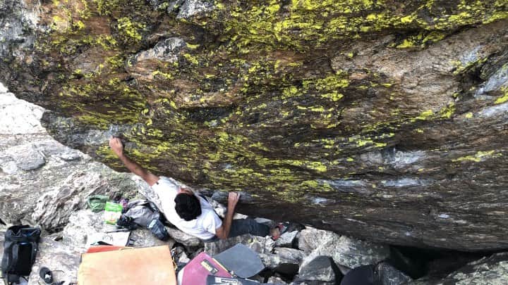 ポール・ロビンソンのインスタグラム：「Upper upper continues to yield. Psyched on this new one @lancecarrera and @frank__decaro showed me. Cool to add my own first ascent to this really nice boulder in the upper deck, “Marmot Camp,” ~V9/7C. Feeling fit with all this hiking and training 💪🎩 #rmnp #bouldering video: @lancecarrera #rmnp」