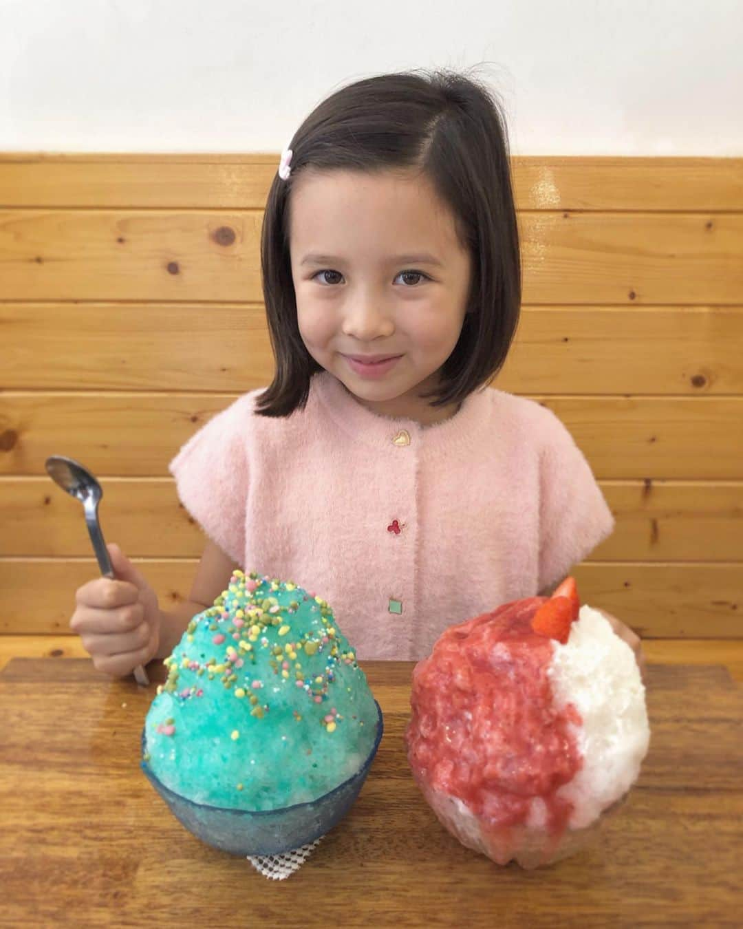 フィロとポンポンさんのインスタグラム写真 - (フィロとポンポンInstagram)「생에 첫 빙수 !🍧 Glace pilée avec du sirop fait maison.🍧 #부빙」8月24日 1時17分 - philo_pompon