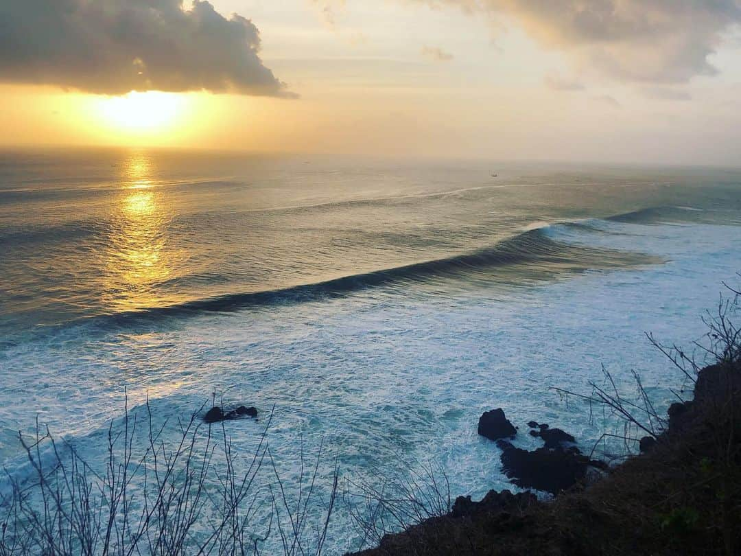 エビアン・クーさんのインスタグラム写真 - (エビアン・クーInstagram)「📍Uluwatu temple  This place was flawless, everything was so beautiful here. Watch out for the monkeys don’t let them fool you, they will steal your sunglasses 🕶 ウルワツテンプルの夕日の 時間めがけて行ったら本当に最高の時間を過ごした。 お猿さんに襲われそうになってちょっと怖かったけど良かった〜 #バリ島 #ウルワツ寺院」8月24日 1時26分 - avian_official