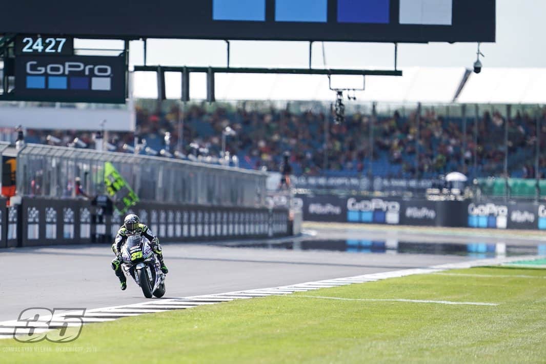 カル・クラッチローのインスタグラム：「Happy to be back riding at Silverstone. Amazing support as always !」