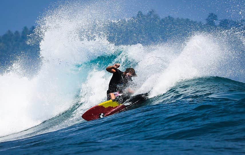 surflineさんのインスタグラム写真 - (surflineInstagram)「After a recent trip to Australia where he encountered a Derek Hynd finless, Ventura-based shaper Todd Proctor was inspired to start working on “a new paradigm of grip and glide for the modern fish, with deep concaves, bevels and channels; a veritable smorgasbord of design concepts.” Those design concepts – on a retro fish – are put to solid use here by @petemendia ’s unmistakable railwork. 📷: @justisstjohn | @proctor_surfboards”」8月24日 1時22分 - surfline