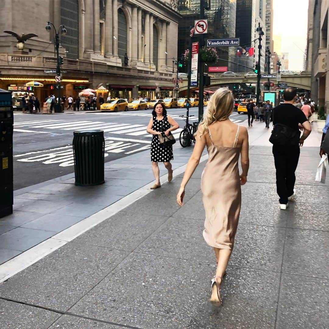 ケイトリン・ウィーバーさんのインスタグラム写真 - (ケイトリン・ウィーバーInstagram)「Slip dress, a pair of heels, and NY, NY. What else? On to the next adventure...」8月24日 1時35分 - ka2sh