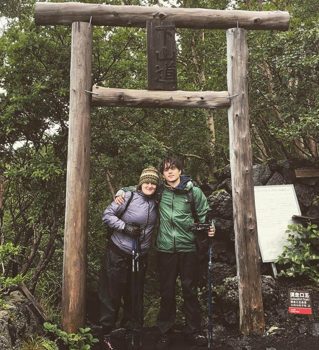 ブラッドリー・ウィル・シンプソンさんのインスタグラム写真 - (ブラッドリー・ウィル・シンプソンInstagram)「So yesterday me and mother Simp climbed Mount Fuji! 🏔 What an incredible experience, a load of wind and rain, met some amazing people and definitely underestimated it, but it was one of the most rewarding things I have ever done in my life.  My mom has always wanted to see Japan, so she flew out and it’s been the best week. I fall more and more in love with this country and it’s people each time I come 🇯🇵 swipe to follow our nice and easy 3,400 metre walk 👍」8月24日 1時30分 - bradleywillsimpson