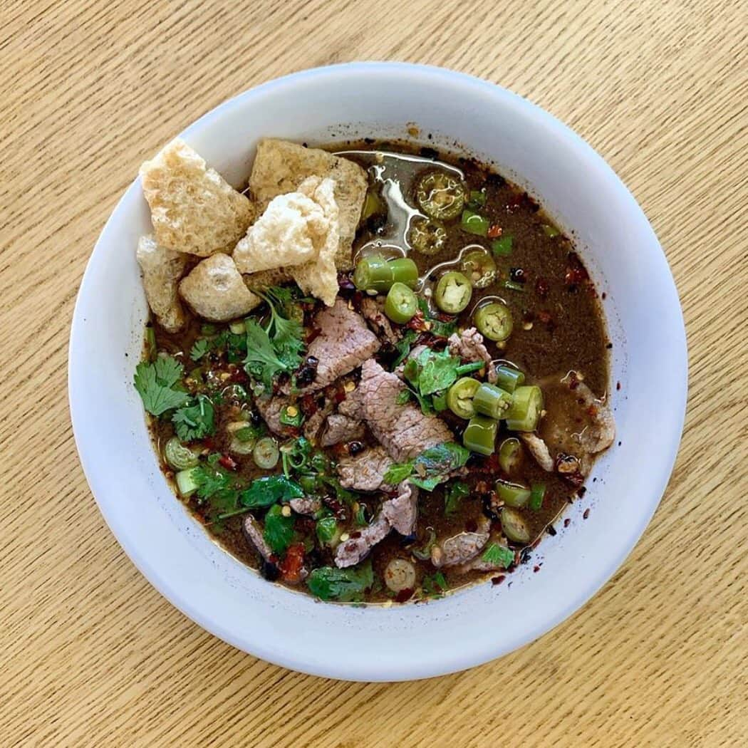 Eater LAさんのインスタグラム写真 - (Eater LAInstagram)「Boat noodle soup with rice noodles, crispy pork rinds, and sliced beef from Sapp Coffee Shop. 📸: @newyorkteeth. Hashtag #eaterla on your best photos for a chance to be featured.」8月24日 1時30分 - eater_la