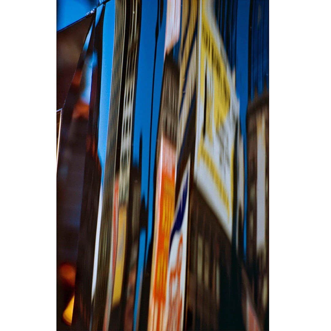 デビッドヤーマンのインスタグラム：「Finding color and inspiration in the 🏙️. Photo by Ernst Haas. “Broadway Reflection,” 1953. #DavidYurman」