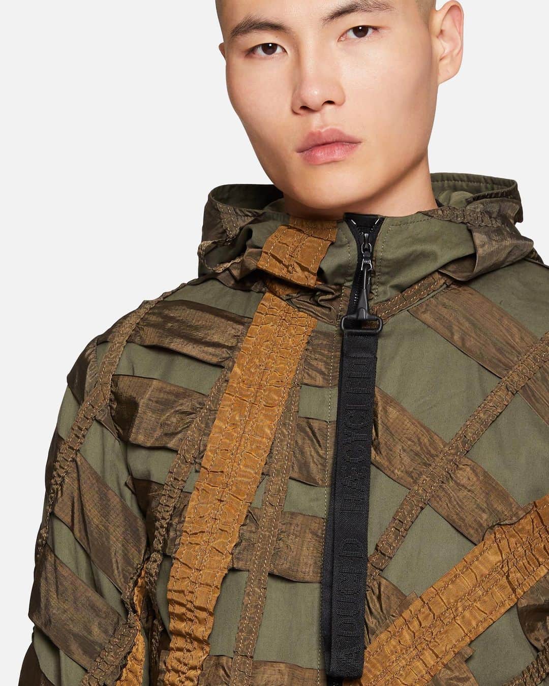 のインスタグラム：「Highlights this season includes pieces RÆMADE from air brake parachute; a RÆBURN iconic material part of our tenth anniversary collection, originally designed to be deployed from rapidly moving objects such as fighter jets. Each item is crafted in the RÆBURN Lab, and differs slightly depending on the placement of the parachute fabric onto the organic cotton base. Discover the range via the link in bio ♻️ - #RAEBURN #RemadeInEngland」