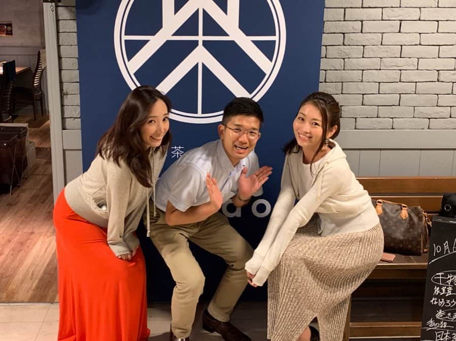 のインスタグラム：「同期って最高すぎ☺️✨ 北海道でアナウンサーをしている 同期のよだっち。 女2人旅のプランは全てお任せ。 旅の成功はよだっちのお陰。 ありがとう😊 #3人の写真たくさんありすぎだよ〜😂 #ポーズがなかなか決まらない #10年以上の仲 #アナウンサー #同期だけど２歳年上 #とずっと思っていたのに #タメだったことが判明 #今回の北海道旅行の1番の驚き #たくさん笑ってたくさん食べた #同期ってやっぱりいい ✨」