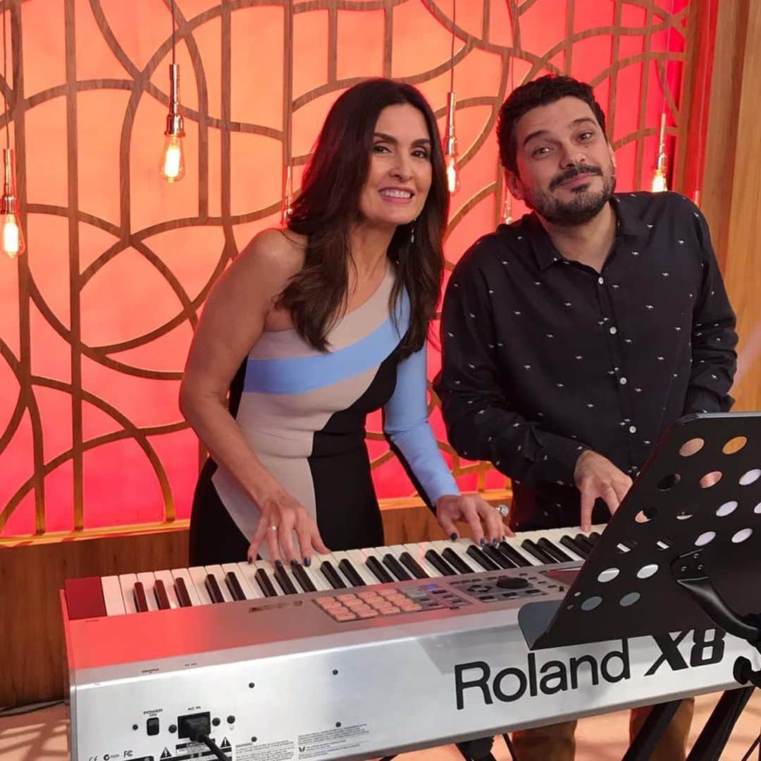 ファチマ・ベルナルデスのインスタグラム：「Vcs arrasaram no #eunopalcodoencontro. Impressionante a história do Dalbert. Um rapaz que foi atropelado, dormiu por quatro dias, sonhou que era violinista e ao acordar descobriu que sabia mesmo tocar violino. Lindas a história de vida e apresentação dele ao lado de @curvello_andre e #marquinhososocio, sob o comando do produtor musical @reno_duarte. Como explicar o que aconteceu com ele? Quem arrisca um palpite?」