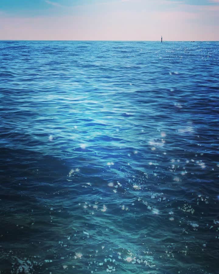 Tea and sittingのインスタグラム：「Amazing twinkly water in Penzance this morning...( more underwater experiments in my Stories )」