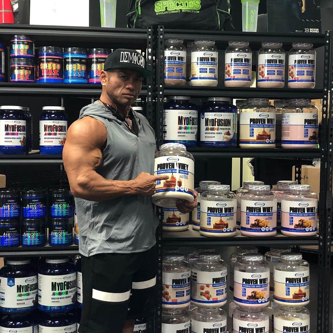 Hidetada Yamagishiさんのインスタグラム写真 - (Hidetada YamagishiInstagram)「Omy god do I look mean here? Cuz I wanted to taste these new flavor of #provenwhey ASAP! #cinnamonfrenchtoast and #blueberrycobbler Order your bottle now Over $100 order Free shipping! Link in bio. ギャスパリ新製品入荷！プルーブンホエイの新フレイバー信じられない美味しさ！シナモンフレンチトーストとブルーベリー味。日本からのオーダーはプロフィールのリンクから。 @gaspari @bodicafe」8月24日 1時40分 - hideyamagishi