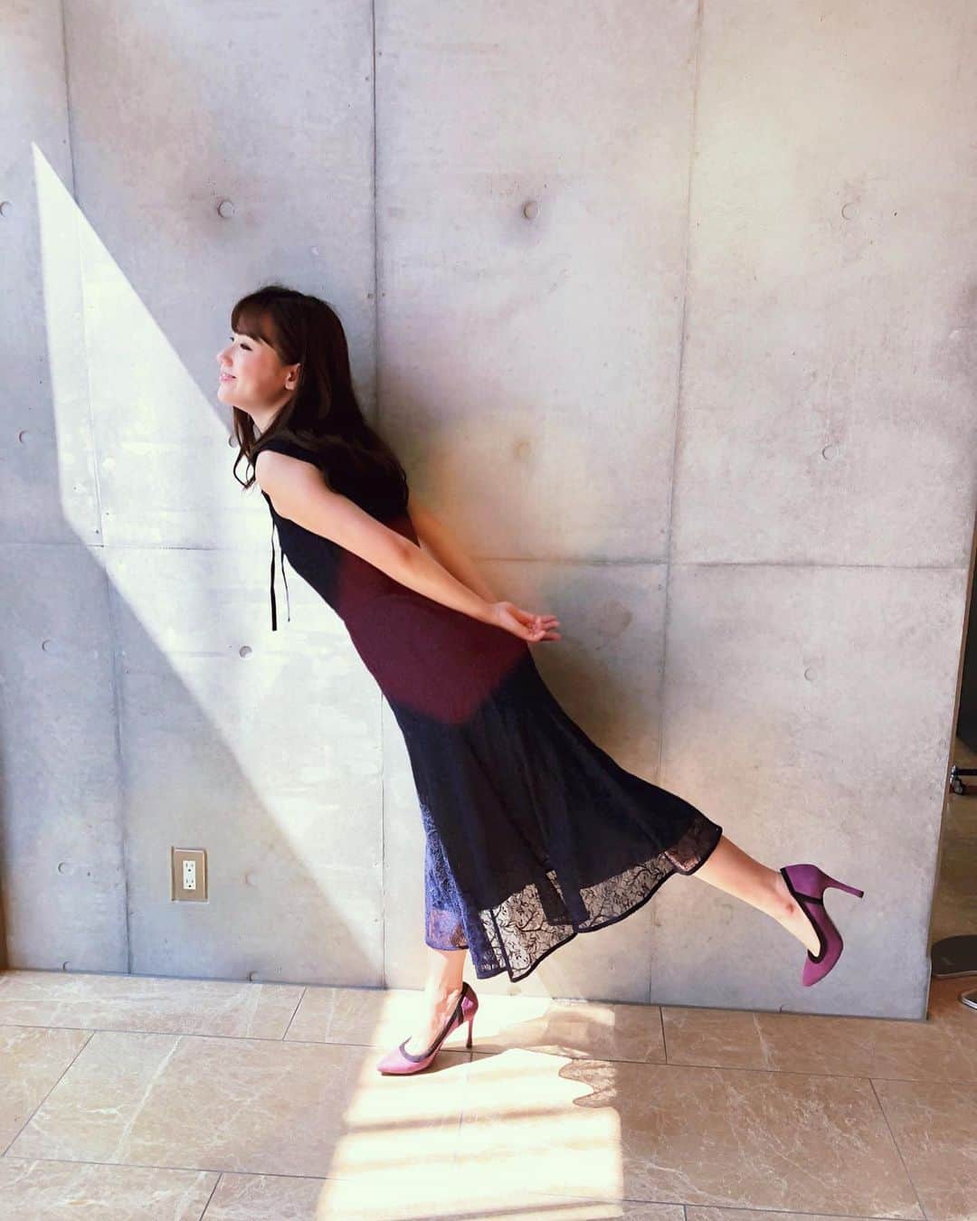 秋山ゆずきのインスタグラム：「. . 最近は雨ですね☔ . 暑いと暑いで あっつー！やだー！って 雨だと雨で あめー！やだー！って . . どちらもいやなのかいっ🤷‍♀️ . .」