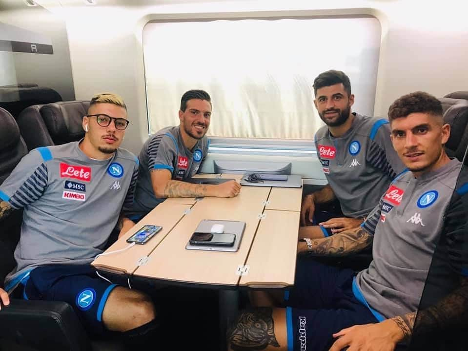 シモーネ・ヴェルディさんのインスタグラム写真 - (シモーネ・ヴェルディInstagram)「Finalmente domani si riparte con le partite che contano.  #forzanapolisempre ⚽️💙」8月24日 1時45分 - simoneverdi