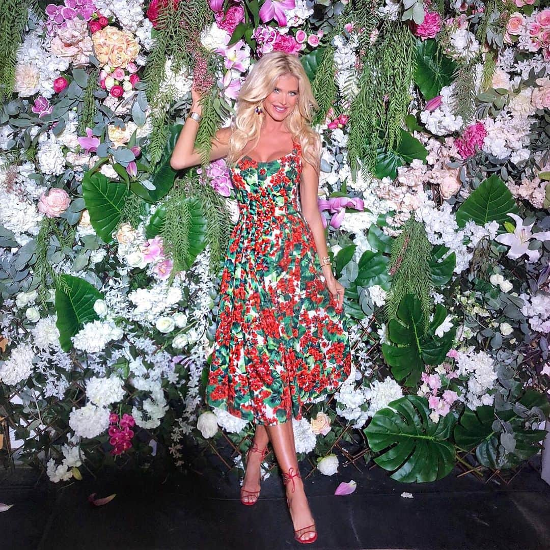 ヴィクトリア・シルヴステッドさんのインスタグラム写真 - (ヴィクトリア・シルヴステッドInstagram)「Blending in 🌸💐🌺 Beautiful evening in the support of @lesamisduliban_monaco  Dress @dolcegabbana 🌹 Shoes @aquazzura 👠 #flowerpower」8月24日 1時45分 - victoriasilvstedt