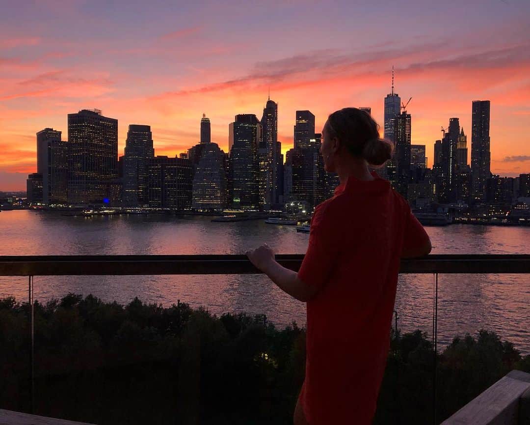 イモージェン・ケアンズのインスタグラム：「Sucker for a sunset 🌇🍹🍊#harrietsrooftopandlounge #1hotelbrooklynbridge #newyork #bigapple #brooklyn」