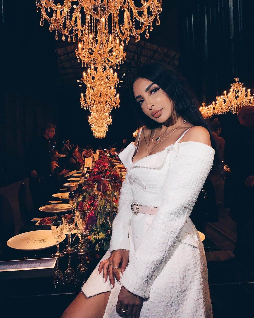 sananasのインスタグラム：「Bienvenue dans ma demeure 😂 j’ai envie de dire ça quand je vois ce genre de magnifique et grande table avec pleins de chandeliers 😍 Bon week-end mes ananas ! Vous avez quoi de prévu ? 😃 Ce matin je vous ai posté une nouvelle vidéo dans laquelle je déballe pleins de colis reçus et je vous montre comment je les « trie » entre ce que je garde ou non 😉Et il y a un énorme concours dans cette vidéo ... j’dis ça j’dis rien 🙃Love you ! #Florence #Nars25」